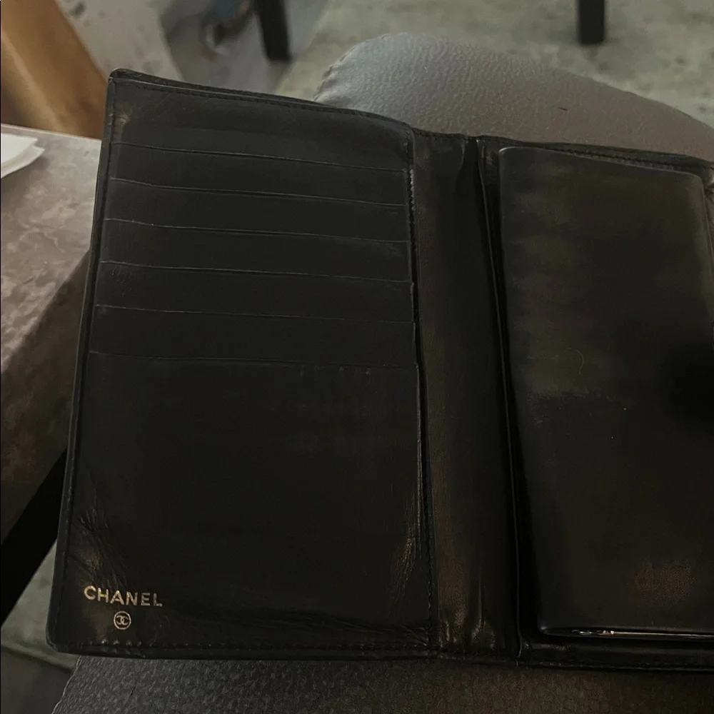 CHANEL Textured Black Caviar Leather Kisslock Wallet CC logo embossed